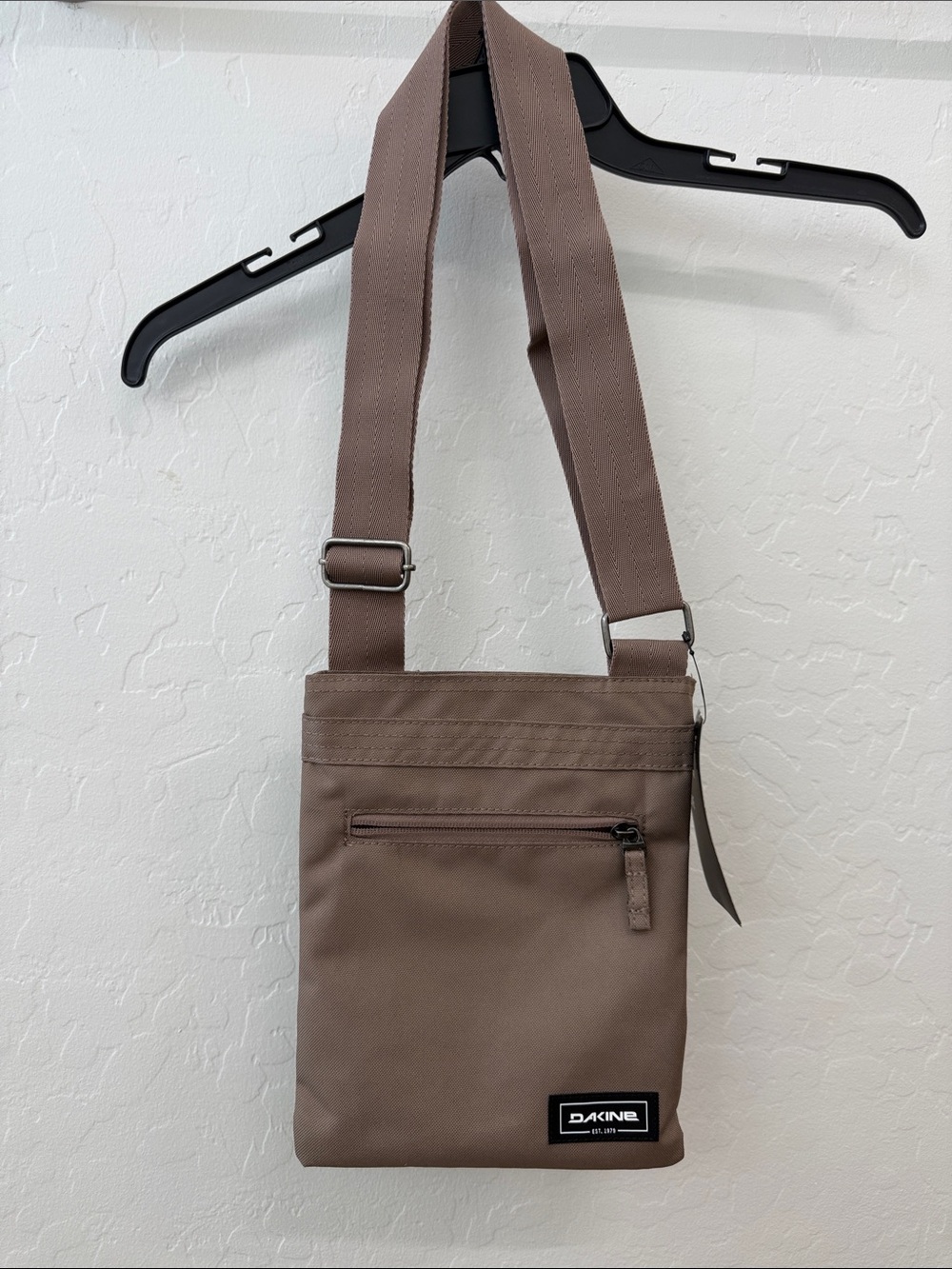 8 x 9.5 Dakine Pinebark crossbody bag inTaupe nwt